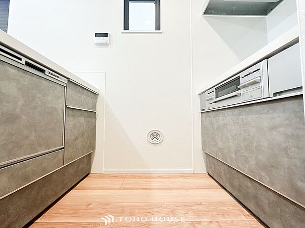 プライベートスペースを彩るインテリアとしての美と、快適な日常を支える機能性と強さがひとつになったキッチンです。