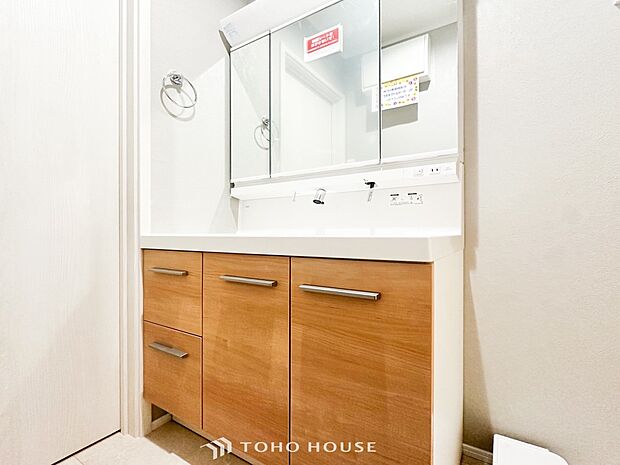 落ち着いた空間を演出するカラーと、ゆったりお使い頂ける広さが魅力のパウダールーム。