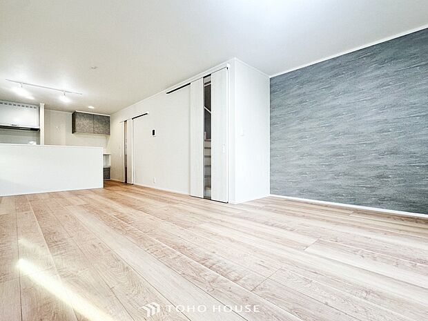 家族と過ごすひと時を溢れる光が優しく包み込むリビングダイニング。