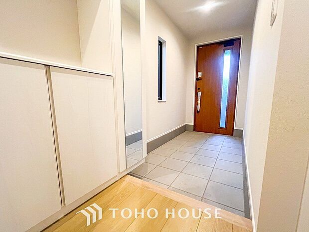 清潔感溢れる玄関がお出迎えする本邸宅の物語は、ここから始まる日常を期待させます。