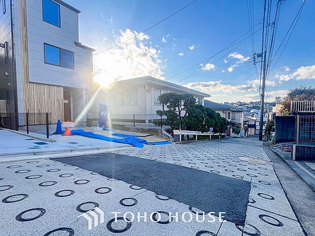 前面道路含む現地写真『快適』は「家」と「街」と「環境」が調和した時に訪れるだと改めて感じさせてくれます。