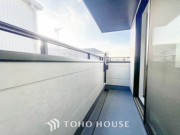 暮らしの中で光と風を演出してくれるバルコニー。