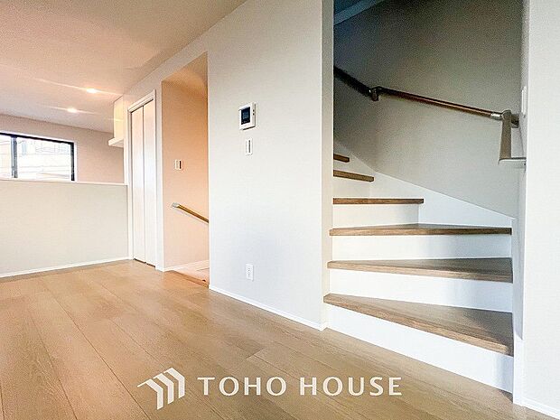 階段にはお子様やお年寄りに安心な手すりをご用意。