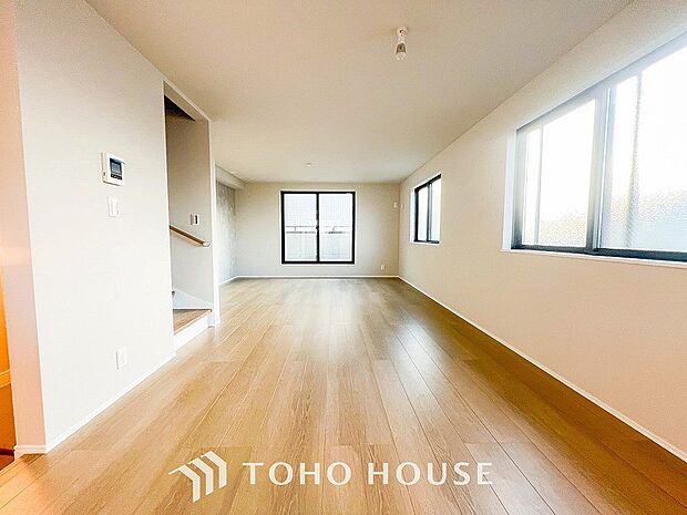 爽やかな色合いのフローリングと清潔感の溢れるクロスが明るい空間を創り出しているリビングダイニング。