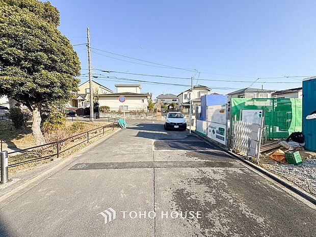 前面道路含む現地写真『快適』は「家」と「街」と「環境」が調和した時に訪れるだと改めて感じさせてくれます。