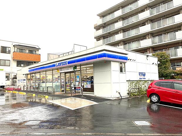 食料品や生活雑貨などが揃う安心便利なコンビニエンスストア。