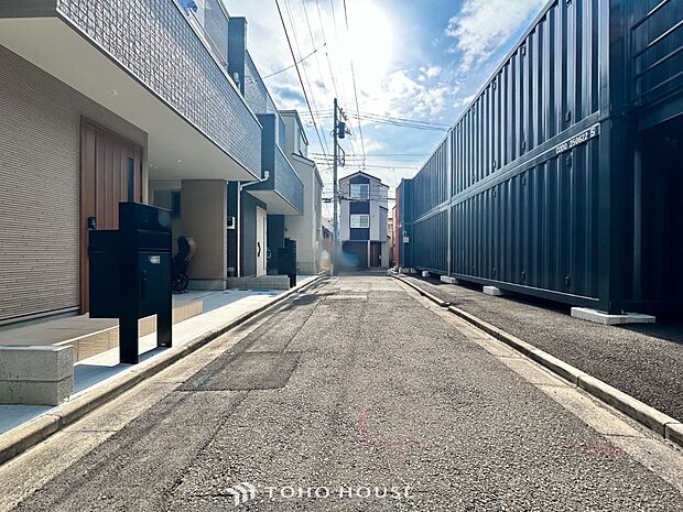 前面道路含む現地写真『快適』は「家」と「街」と「環境」が調和した時に訪れるだと改めて感じさせてくれます。