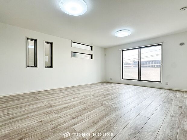 爽やかな色合いのフローリングと清潔感の溢れるクロスが明るい空間を創り出しているリビングダイニング。