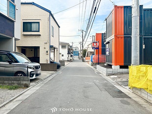 前面道路含む現地写真『快適』は「家」と「街」と「環境」が調和した時に訪れるだと改めて感じさせてくれます。