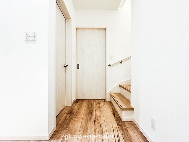 上質感漂う廊下。居住者の帰り、訪れる方を優しく迎える・安らぎに満ちた生活空間を予感させる。