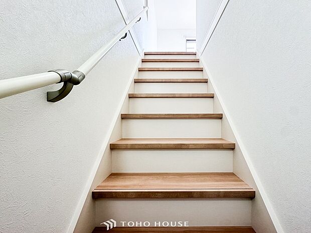 階段にはお子様やお年寄りに安心な手すりをご用意。