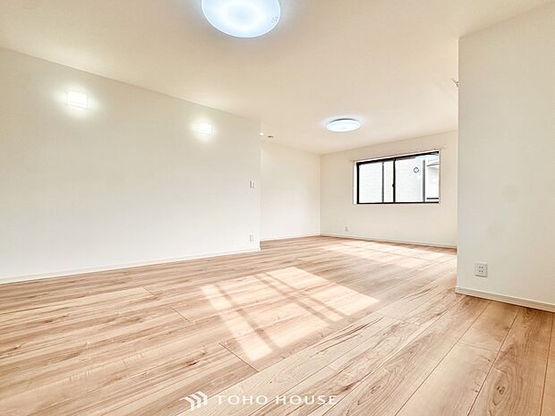 爽やかな色合いのフローリングと清潔感の溢れるクロスが明るい空間を創り出しているリビングダイニング。