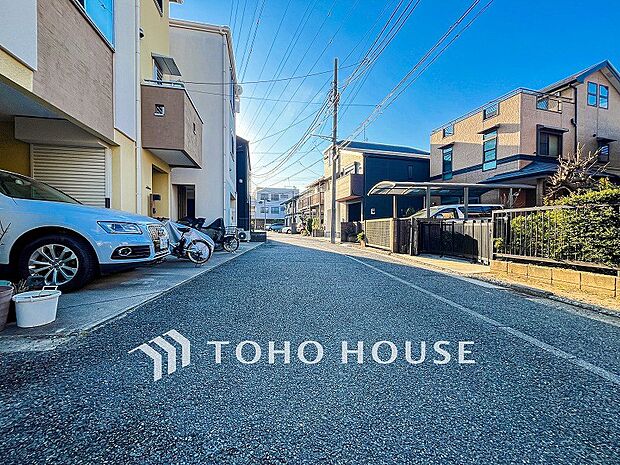 前面道路含む現地写真『快適』は「家」と「街」と「環境」が調和した時に訪れるだと改めて感じさせてくれます。