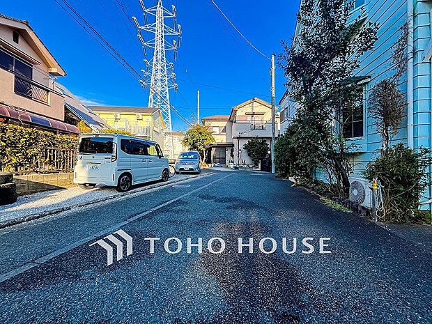 閑静な住宅地で小さなお子様がいるご家族にも安心。気品ある街並みと閑静な住環境が魅力です。