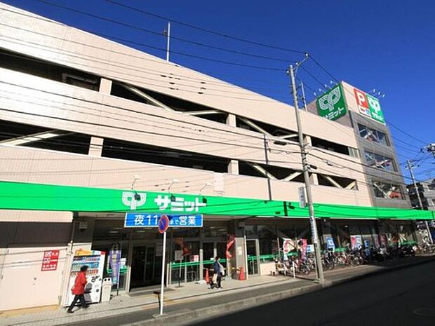 新鮮な野菜から魚・お肉など毎日食卓を飾る商品を多数揃えるスーパー。営業時間9時から23時。