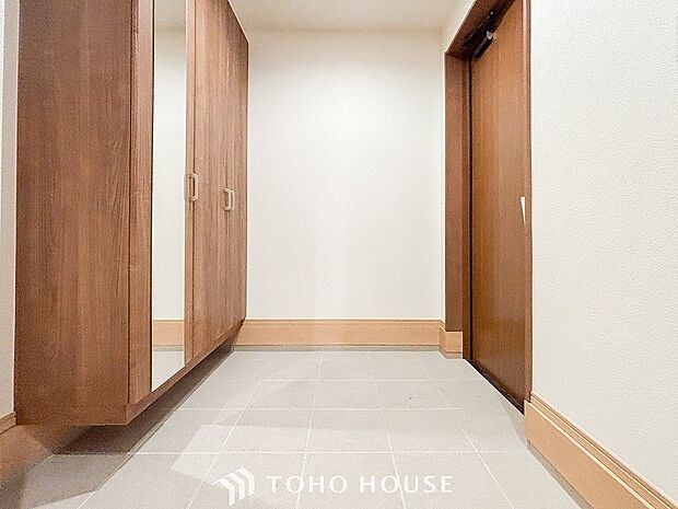 居住者の帰り、訪れる方を優しく迎えてくれる開放感のある玄関。