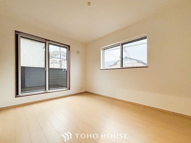 大きな窓からたっぷりと陽光が注がれる明るい空間。家族の成長に対応できる永住仕様の間取り。