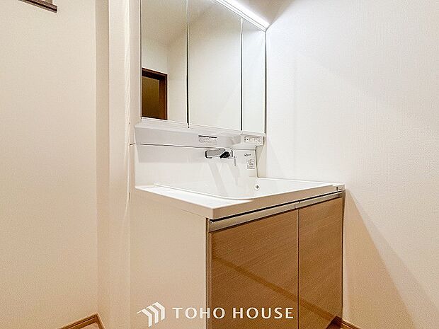 洗面台・洗面所三面鏡裏収納には化粧品や洗面用品類をすっきり整理できます。