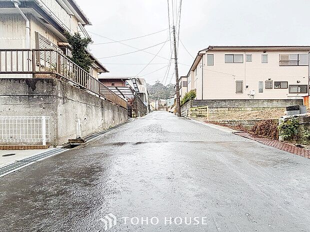 前面道路含む現地写真『快適』は「家」と「街」と「環境」が調和した時に訪れるだと改めて感じさせてくれます。