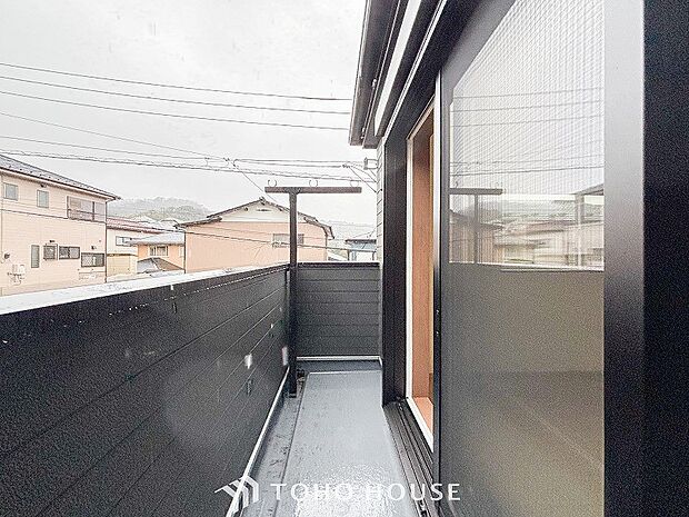 暮らしの中で光と風を演出してくれるバルコニー。