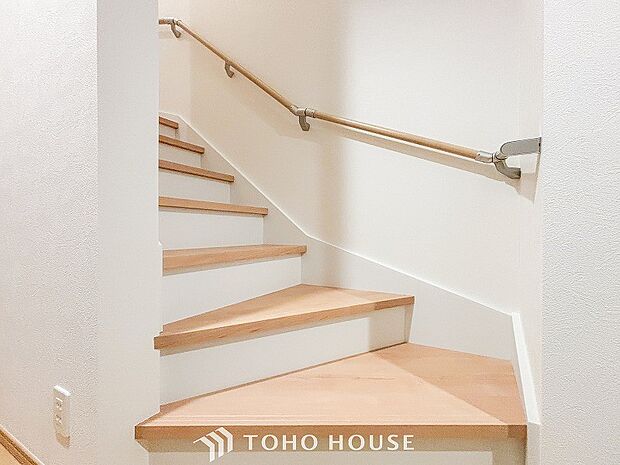 階段にはお子様やお年寄りに安心な手すりをご用意。