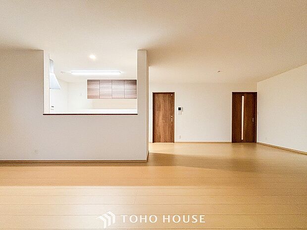 自然と家族が集う、開放感のある明るいダイニング。