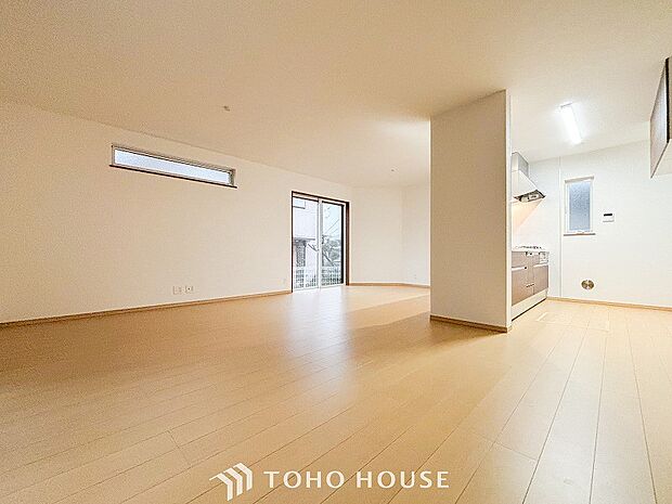 戸建てならではのリビング。落ち着いた色調のリビングは家族団欒の憩いの場所です。