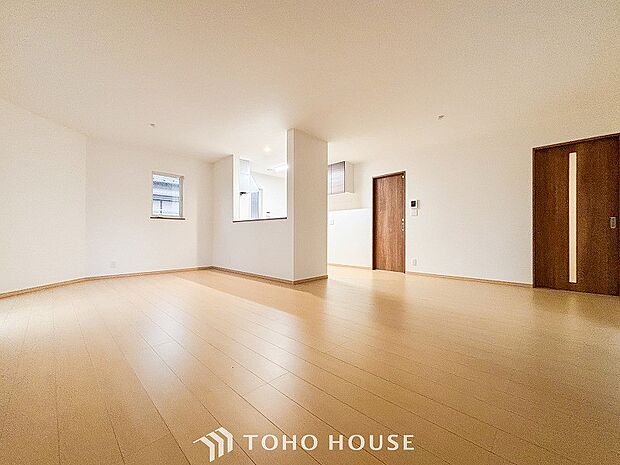 爽やかな色合いのフローリングと清潔感の溢れるクロスが明るい空間を創り出しているリビングダイニング。