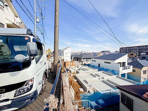 前面道路含む現地写真『快適』は「家」と「街」と「環境」が調和した時に訪れるだと改めて感じさせてくれます。