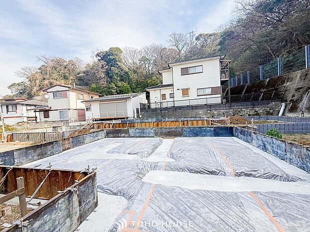 閑静な住宅街の陽当りに恵まれた土地。寛ぎに満ちた住環境です。