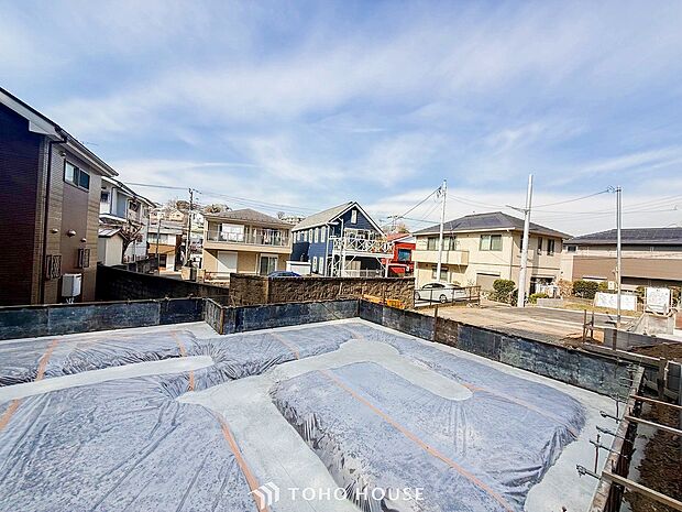 爽やかな青空の下に贅沢なほどに降り注ぐ陽光、豊かな居住性と、クオリティが見事に調和した住空間。
