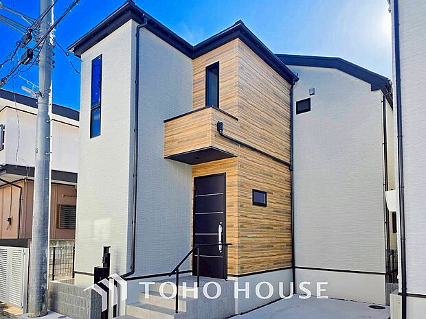 住む人や訪れる人やさしくエスコートする玄関アプローチ。