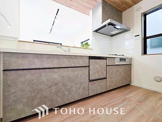 機能的で使い勝手のよさそうなキッチン。明るく清潔感があります。