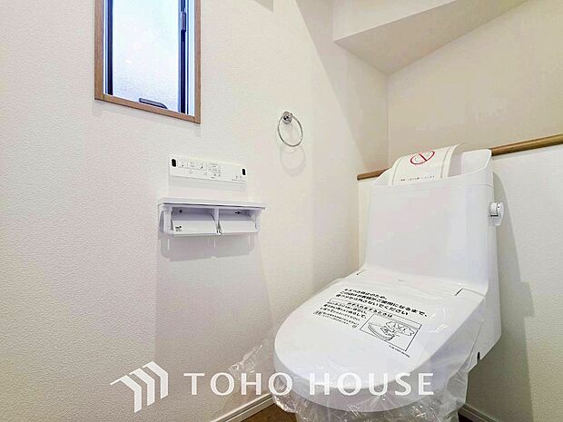 トイレはシンプルにホワイトで統一した温水洗浄付です。