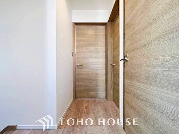 上質感漂う廊下。居住者の帰り、訪れる方を優しく迎え安らぎに満ちた生活空間を予感させます。