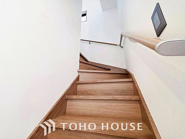 各フロアを結ぶ階段。集いの空間と一人の時間を楽しむプライベートルームをバランスよく繋いでいます。