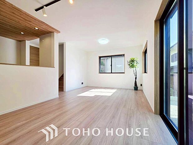 光と風があふれる開放的なリビングダイニングには自然と家族みんなが集まってきます。