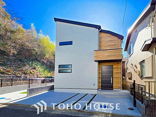 住む人や訪れる人やさしくエスコートする玄関アプローチ。