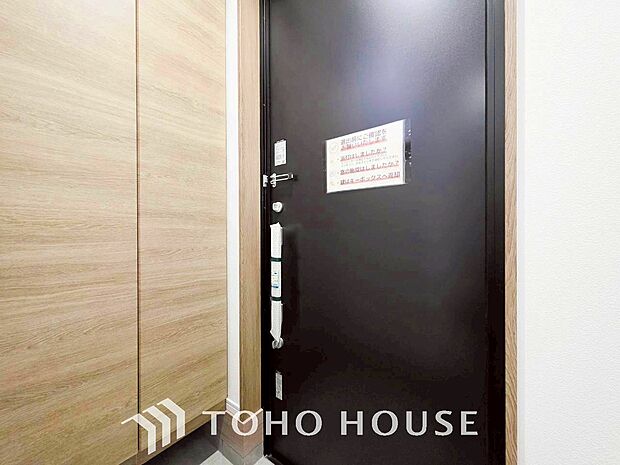 居住者の帰り、訪れる方を優しく迎えてくれる開放感のある玄関。