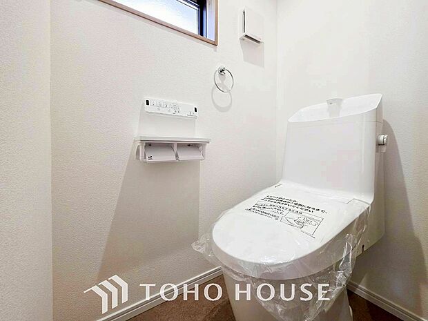 換気と明るさに配慮した清潔感溢れるトイレ。落ち着いた空間で安らぎのひとときをお過ごしいただけます。