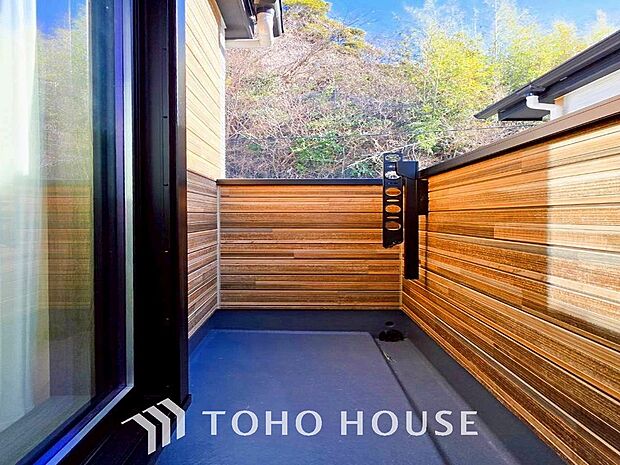 暮らしの中で光と風を演出してくれるバルコニー。