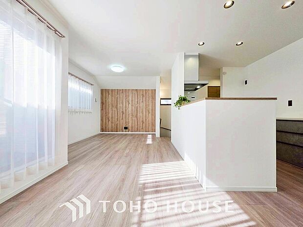 光と風があふれる開放的なリビングダイニングには自然と家族みんなが集まってきます。