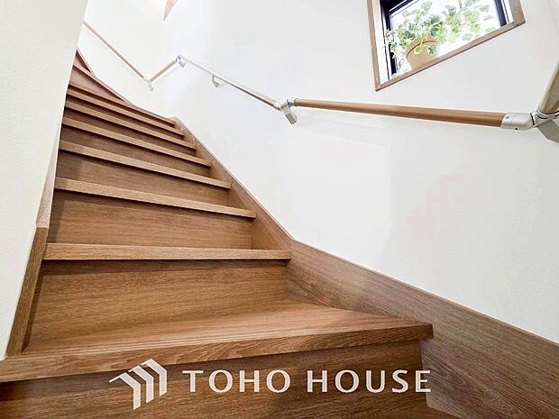 各フロアを結ぶ階段。集いの空間と一人の時間を楽しむプライベートルームをバランスよく繋いでいます。