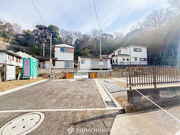 前面道路含む現地写真『快適』は「家」と「街」と「環境」が調和した時に訪れるだと改めて感じさせてくれます。
