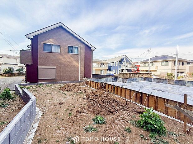 爽やかな青空の下に贅沢なほどに降り注ぐ陽光、豊かな居住性と、クオリティが見事に調和した住空間。