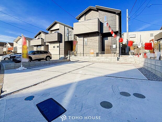 住む人や訪れる人やさしくエスコートする玄関アプローチ。