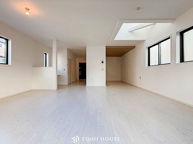 やわらかな陽射しがふりそそぎ、室内に開放感と爽快感をもたらします。