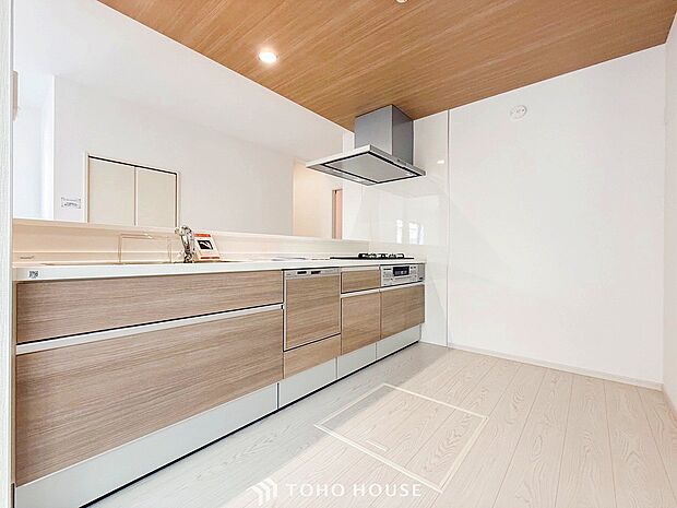 機能的で使い勝手のよさそうなキッチン。明るく清潔感があります。