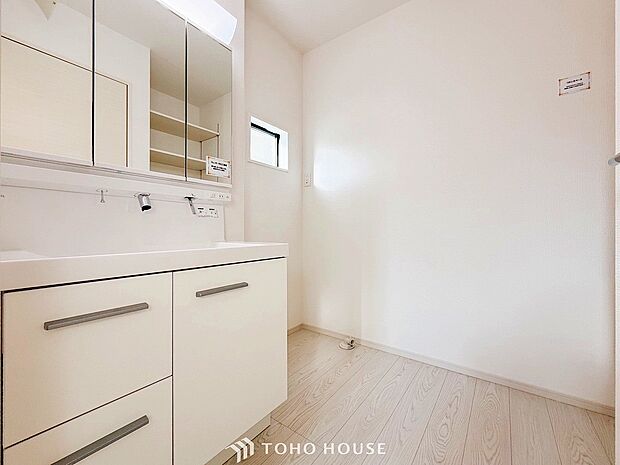 清潔感のあるカラーで統一されたプライベート空間は、身だしなみチェックや肌のお手入れに最適です。