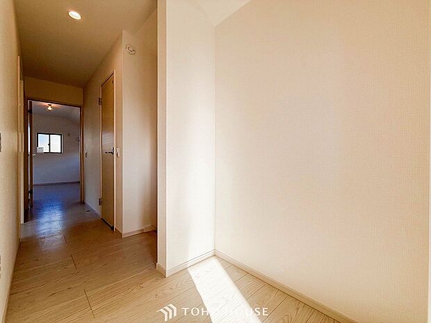 上質感漂う廊下。居住者の帰り、訪れる方を優しく迎え安らぎに満ちた生活空間を予感させます。